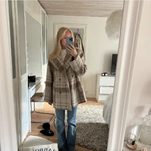 Kort kappa rutig - Superfin kort kappa från NA-KD köpt förra vintern ❤️ passar superbra för kalla väder och håller värmen bra! Jättefint skick inga defekter❤️ Köptes för 800