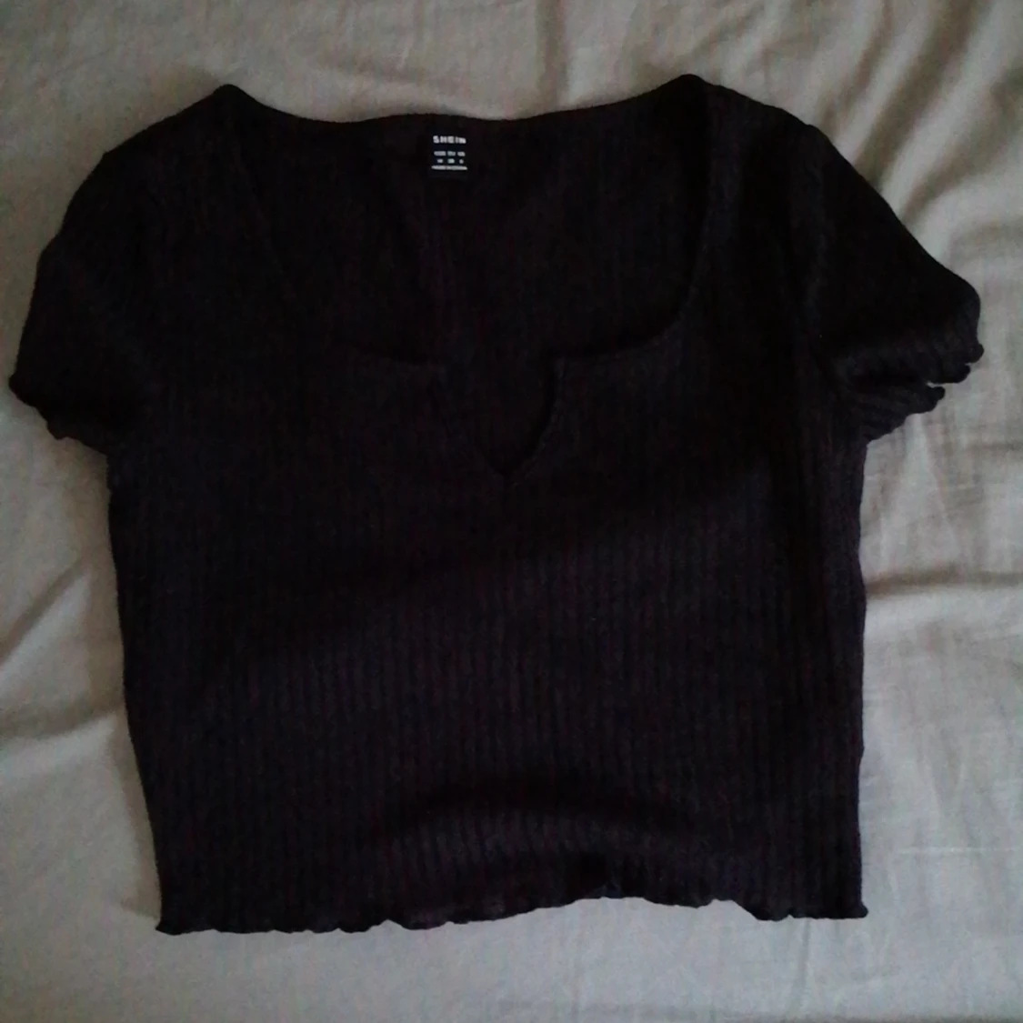 Svart t-shirt med urringning 