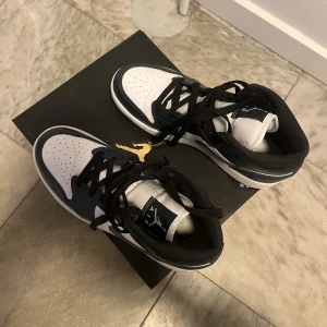 Air Jordan 1 Mid Dark Teal - Air Jordan 1 Mid Dark Teal, storlek 36,5 Väldigt fint skick (använda två gånger)