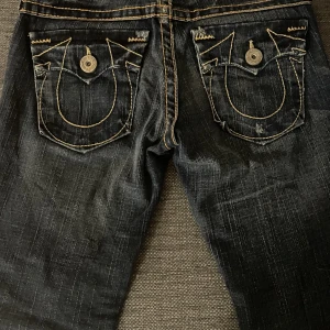 True religion jeans - Jätte snygga true religion jeans som tyvärr inte kommer till någon användning. Dom är lågmidjade samt bootcut med snygga fickor😍