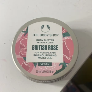 Body butter  - En body butter från the body shop! Den luktar jätte gott men har aldrig kommit till användning köpte den för typ 80kr men säljer den för 60 +frakt!!💕