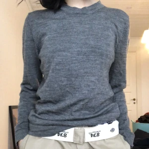 Grå långärmad - Grå långärmad tröja som inte kommer till användning längre men är i jätte bea skick, passar xs/s 💛