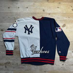 En oversized baseball-tröja av Yankees. Köpt second hand men knappt använd. Gott skick, inga märkbara hål eller repor.