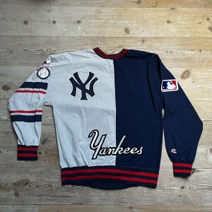 Yankees Baseball-tröja - En oversized baseball-tröja av Yankees. Köpt second hand men knappt använd. Gott skick, inga märkbara hål eller repor.