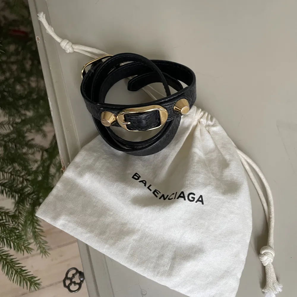 Kvitto och kartong medföljer 🖤 ganska använd men i fint och sparsamt skick. Buda gärna! Vid snabb affär kan vi få till ett bra pris . Accessoarer.