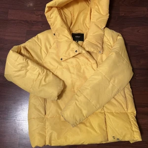 Gul fin jacka - Fin fluffig gul jacka i storlek M. Finns en fläck i nedre hörnet men ska gå få bort!!! Annars får man den billigare.