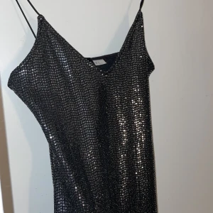 Nyårsklänning/ festklänning - Säljer denna ursnygga nyårsklänningen eftersom att den helt enkelt aldrig kommer till användning. Sitter skönt, perfekt längd och allmänt URSNYGG. Köparen står för frakt❤️