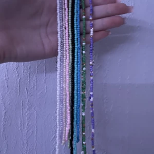 pärl Halsband - Säljer dessa fina halsbanden i flera färger, alla är i bra skick och har bara använd 2-3 av dom, säljer ett för 15kr, 5 st för 50kr och alla 10 för 90kr