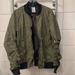 Jacka - Grön jacka med guld detaljer