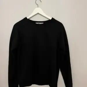  Det är denna svarta sweatshirt, Från New Yorker i storlek S💕  Supersnygg💕