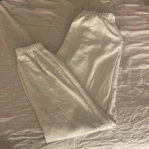 Mjukisbyxor  - Vita mjukisbyxor från Gina tricot i stl xxs, 50kr 