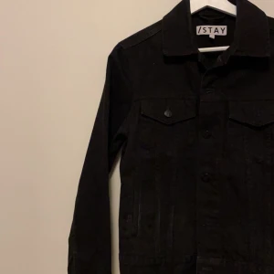 STAY Jeans jacka  - Säljer denna som jag använt 4 gånger Max, köpt på carlings, köpte den för cirka 699 vad jag minns och säljer för 250 