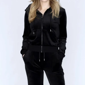 Svart Juicy couture hoodie - Säljer min supersnygga juicy couture hoodie! Endast använd ett fåtal gånger inget som syns! Är i storlek L men skulle uppskattas som M! 