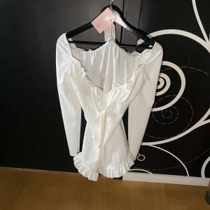 Byxdress - Nu säljer vi denna fina byxdressen från MISSGUIDED. Plagget är helt nytt och prislappen sitter kvar. Vid ytterligare information är det bara att skriva😁