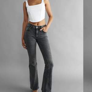 Lågmidjade jeans från Gina tricot, nypris 499kr, säljer för att de är lite stora på mig. Har lite små slitningar längst ner, se sista bilden. Endast använda några få gånger💕