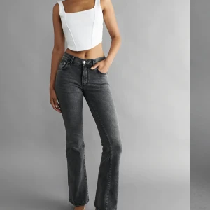 Low waist bootcut jeans  - Lågmidjade jeans från Gina tricot, nypris 499kr, säljer för att de är lite stora på mig. Har lite små slitningar längst ner, se sista bilden. Endast använda några få gånger💕