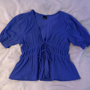 Blå Gina tricot topp - Säljer min blåa topp köpt från Gina tricot för ca 5 månader sen då den inte riktigt är min stil längre. Använd Max 3 gånger och är i super bra skick.