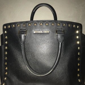 Michael Kors - Michael Kors väska.  Några defekter men inget märkvärdigt.  skriv om ni vill ha bättre bilder❤️  Kom med prisförslag!!!! 🎀💘 ALLT JAG SÄLJER SKA BORT KOM MED BUD 