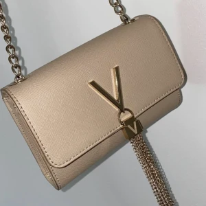 Valentino by mario Valentino väska - Heej! Säljer min fina väska som är köpt från zalando för ungefär 1-2 år sedan då jag inte brukar använda den 💗den är i väldigt fint skick då jag använt den Max 4-5 gånger!! kan mötas upp men även posta 🌸 