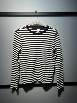 Randig långärmad tröja - Randig tröja från &otherstories, aldrig använd alltså nyskick. Nypris: 299kr. Strl 36 (S). 