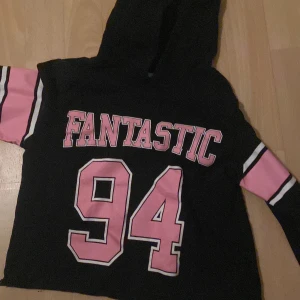 Magtröja stl 170 - Bra skick från hm andvänder aldrig derför säljer jag har ansvällt typ 3 ggr 