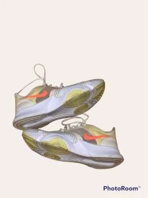 Nike skor - Träningsskor i använt men bra skick, pris kan diskuteras vid snabb affär💞kartong medföljer inte 