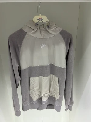 Nike - Mysig huvtröja som knappt är använd. Nypris ligger på 800kr. Tröjan är i storlek M och är perfekt nu inför vintern☺️