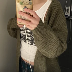 Grön stickad kofta<3 🪬💿 - En grön stickad kofta som är lite oversized<3 (Priset kanske inte är de som står)