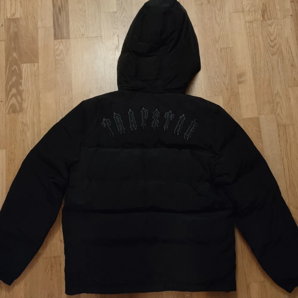 Trapstar Irongate Detachable Hooded Jacket (Black) Condition: Som Ny Color: Black Size: XL Saknar Kvitto. Jackor.