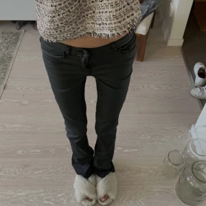 Bootcut skinnbyxor  - Sååå snygga och långa bootcut skinnbyxor, jag är 175 och de passar mig bra i längden men hade även passat något som är längre