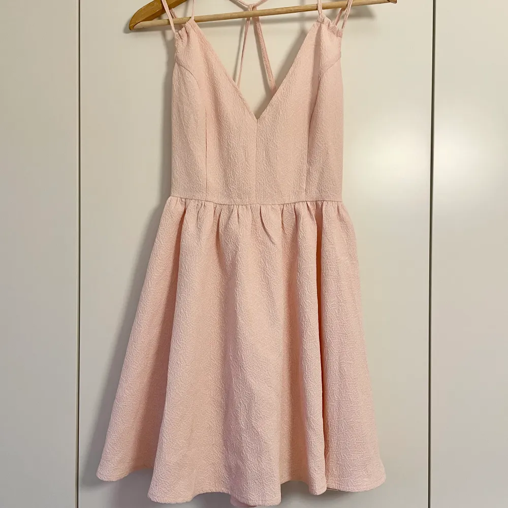Rosa klänning, ytterst sparsamt använd, i nyskick! . Klänningar.