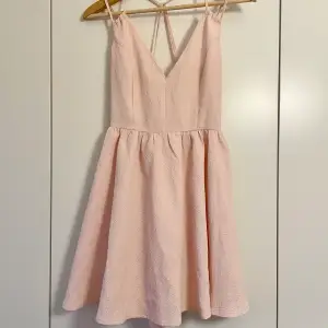 Rosa klänning, ytterst sparsamt använd, i nyskick! 