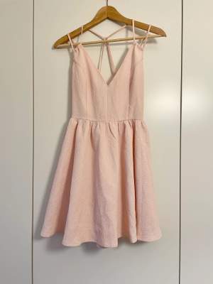 Rosa klänning, ytterst sparsamt använd, i nyskick! 