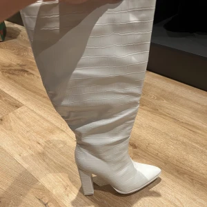 SÅ SNYGGA vita stövlar - Asos - Storlek 37. Säljer dem för att de är för stora för mig, men älskar dem verkligen. Nypris 700, kan tänka mig gå ner i pris vid snabb affär.