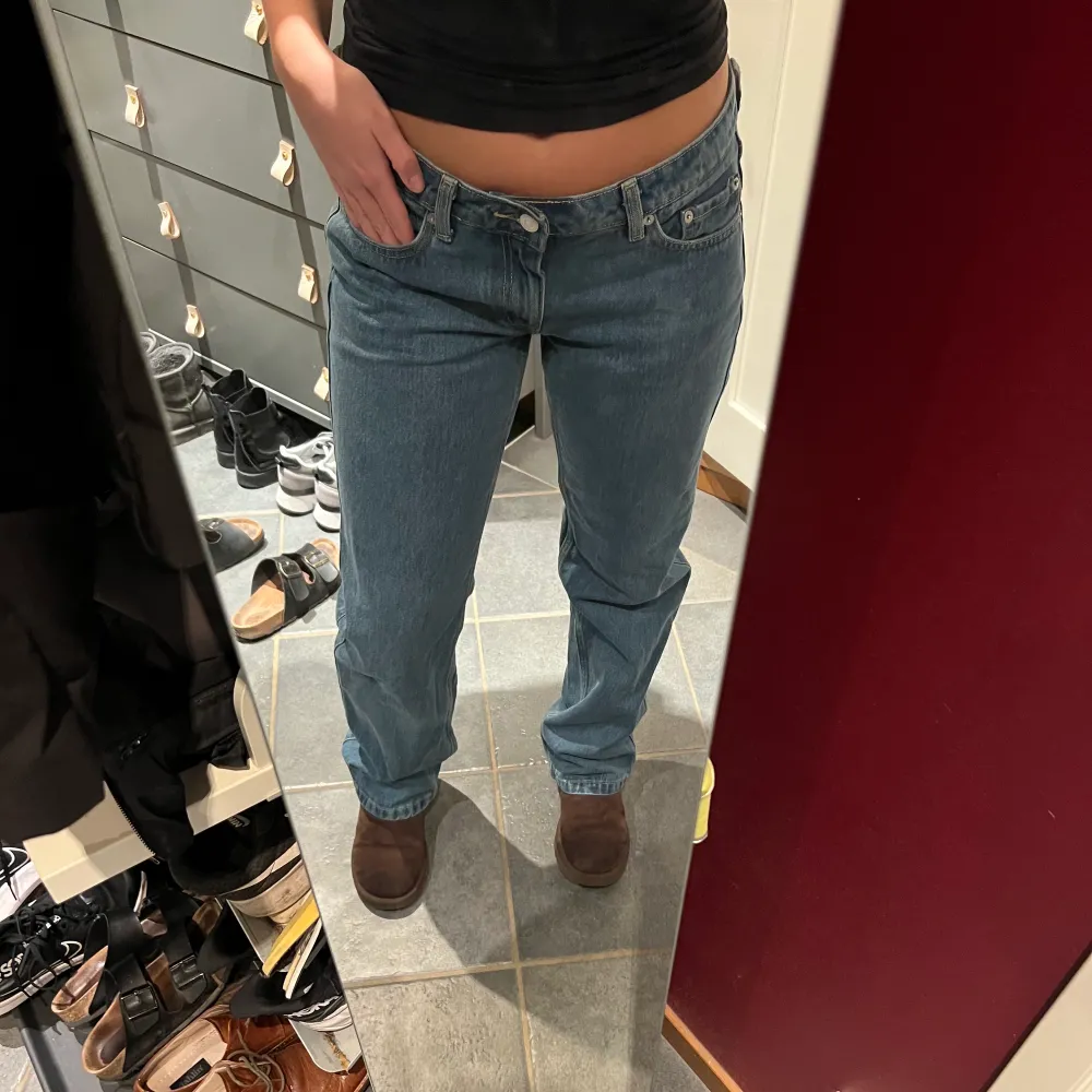 Säljer mina populära weekday jeans. Knappt använda och är i väldigt bra skick.  Använd inte köpt direkt funktionen!!. Jeans & Byxor.