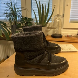 Vinter skor  - Helt nya vinterskor. Ordinarie pris 1600kr säljer pga dålig ekonomi.. snabb affär prioriteras. Strl 40 passar 38-39 med sockor.