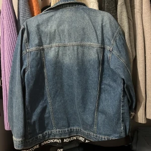 Jeans jack  - Nästan som ny 