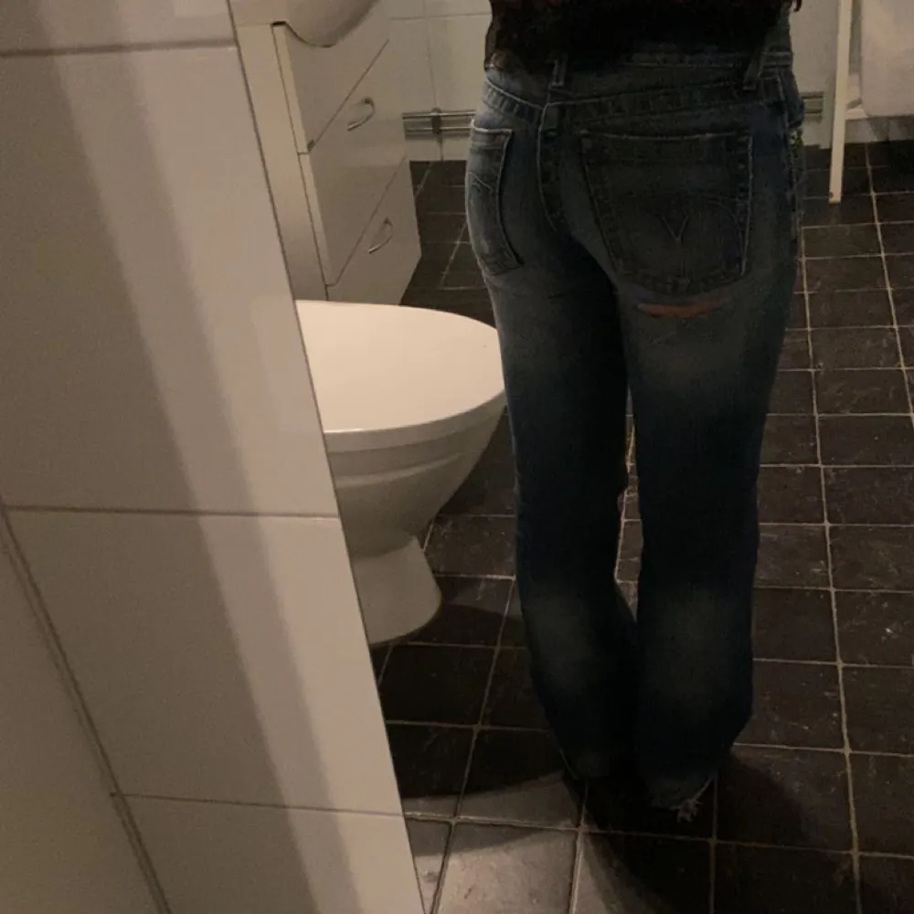 Säljer mina jättefina lågmidjade bootcut jeans med en  slits under rumpan.. Jeans & Byxor.