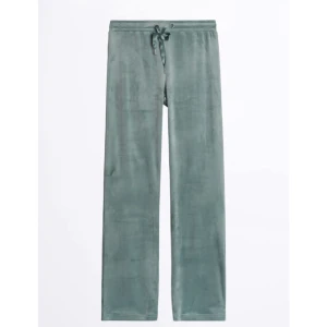 cecilia velour trousers - cecilia velour trousers från gina tricot. Mjukisbyxa med raka ben, resårband i midjan och snöre. Gröna / grönblåa. Köpa för något år sedan men använda få gånger.  Slutsålda! Nypris: 229kr Mitt pris: 150 kr + frakt