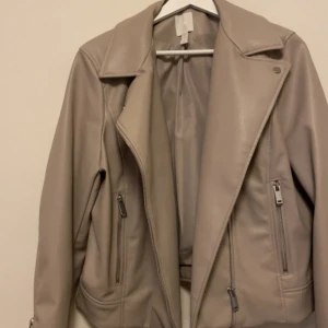 Beige skinn jacka - Använd en gång köpt på hm, köpt för 499 säljer för 150 plus frakt