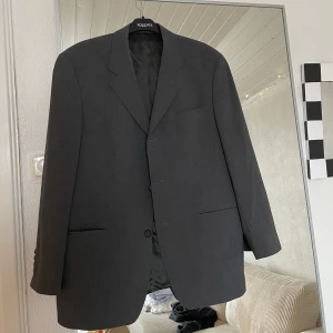 Grå kavaj - Grå kavaj från Batistini. Oversized.