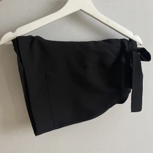 Shorts i kostymstil - Svarta shorts med knytdetalj i midjan💕kan även fraktas, köparen står för frakt.