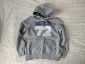 Vintage grå y2k  Nike 72 hoodie/huvtröja/tröja, storlek M - Intressekoll. Grå vintage Nike 72-hoodie. Storlek M. Skitsnygg och skön med stor huva. I fint skick men lite smånopprig på vissa ställen och litet märke/spricka i det vita trycket. 
