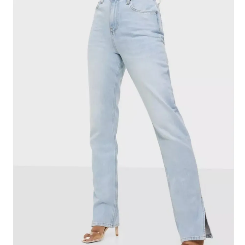 jeans med slits nertill från nelly.com, aldrig använda 😊storleken är 38 men passar också 36. Jeans & Byxor.