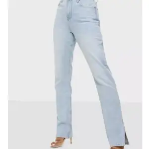 jeans med slits nertill från nelly.com, aldrig använda 😊storleken är 38 men passar också 36