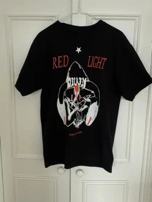 Bladee redlight tee - Asfet redlight tee från droppet förra året, använd sparsamt men säljer då jag behöver pengarna. Tröjan är i väldigt gott skick, inprincip nyskick då den inte har några skador. Storleken är Medium