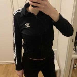 Adidas kofta - Säljer min adidas kofta i storlek 38. Pris: 120kr. Köparen står för frakten