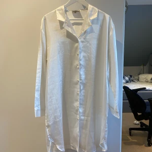Klänning siden - Asfin klänning i vitt siden från Hunkemöller! Superfint skick och SÅ snygg bara tyvärr inte min stil:(( Kan passa allt från S-L beroende på hur man vill att den ska sitta. Kan skicka eller mötas upp i Lund! 🥰🥰 (Köparen står för frakt)