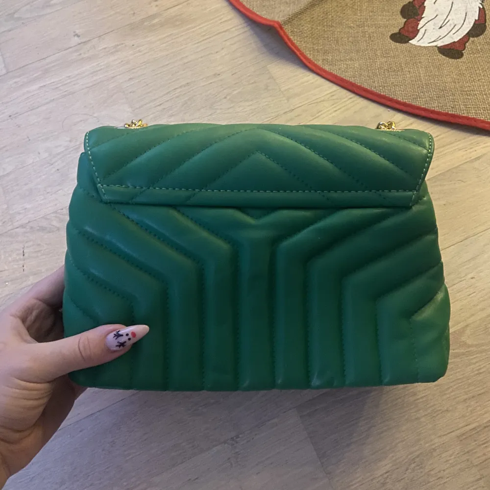 En super snygg YSL inspirerand väska i en grön snygg färg . Väskor.