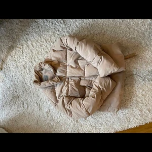 Jackor - Säljer jackor som ja vill bli av med. Båda för 300kr eller 150kr styck. Kan mötas upp i Sthlm eller skicka jackorna